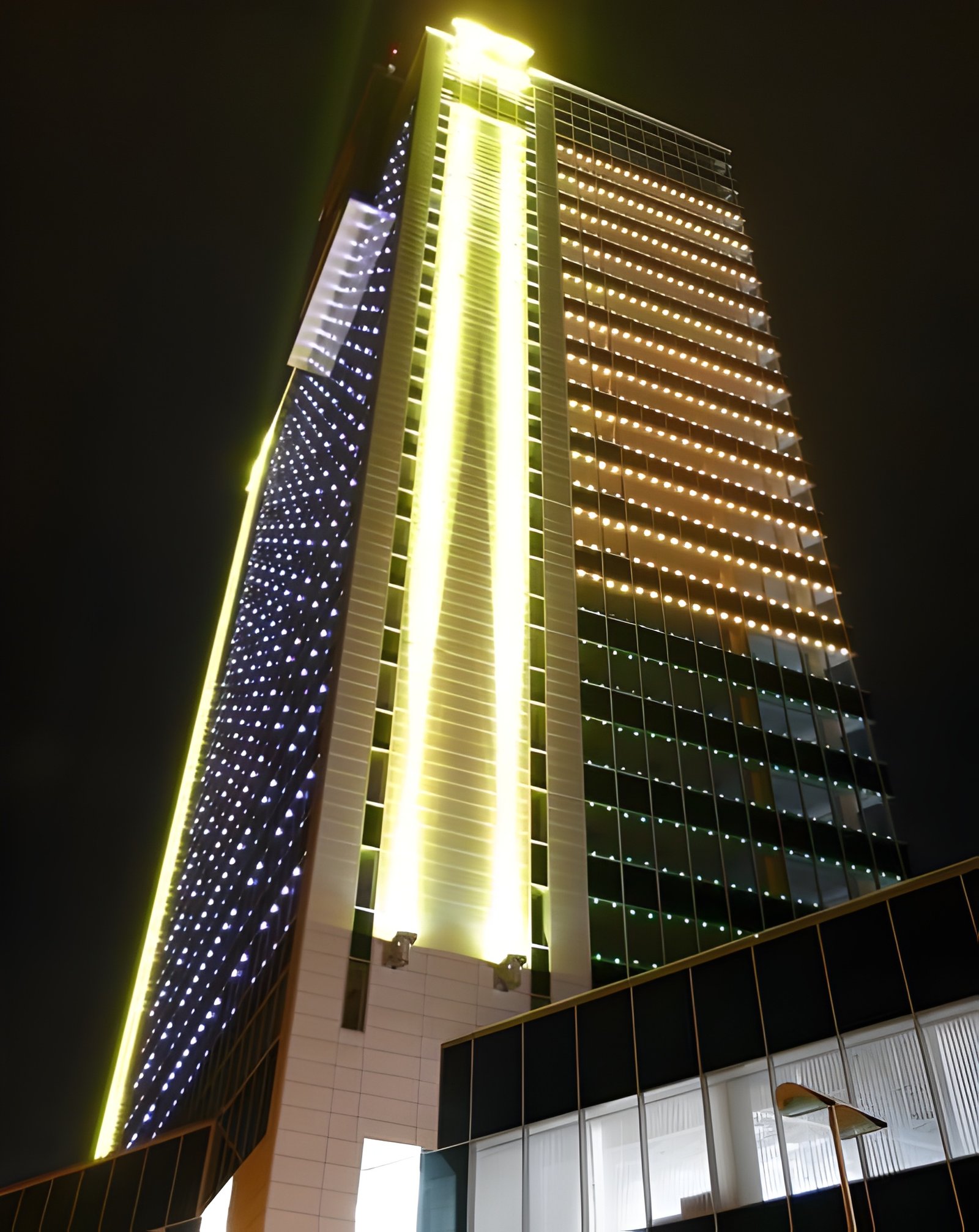 Outdoor Narrow Beam Uplighter-use